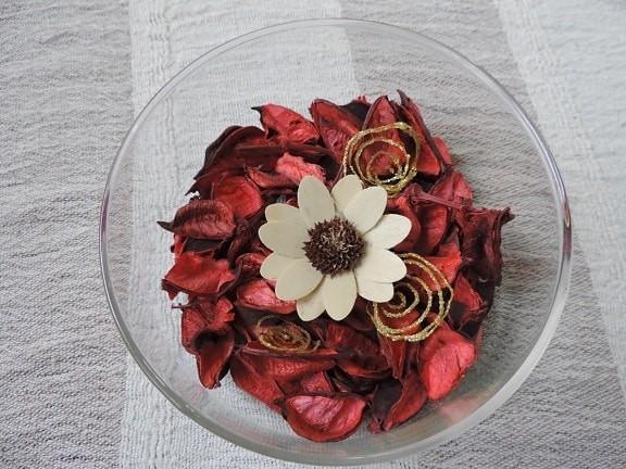 bol de friandises naturelles, fleurs séchées et bougie allumée.