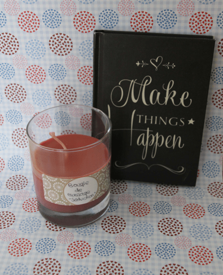 bougie allumée, carnet de notes et tasse d’infusion, ambiance cocooning.