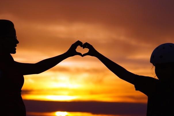 coucher de soleil, silhouette méditant calmement, teintes chaudes et apaisantes.