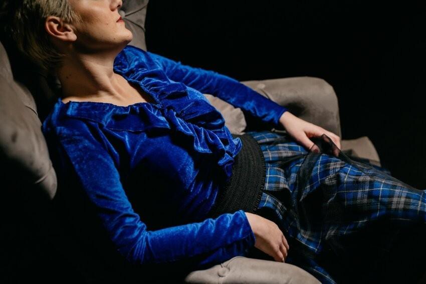 lumière tamisée dans une chambre, tasse d’infusion fumante sur une table de chevet.