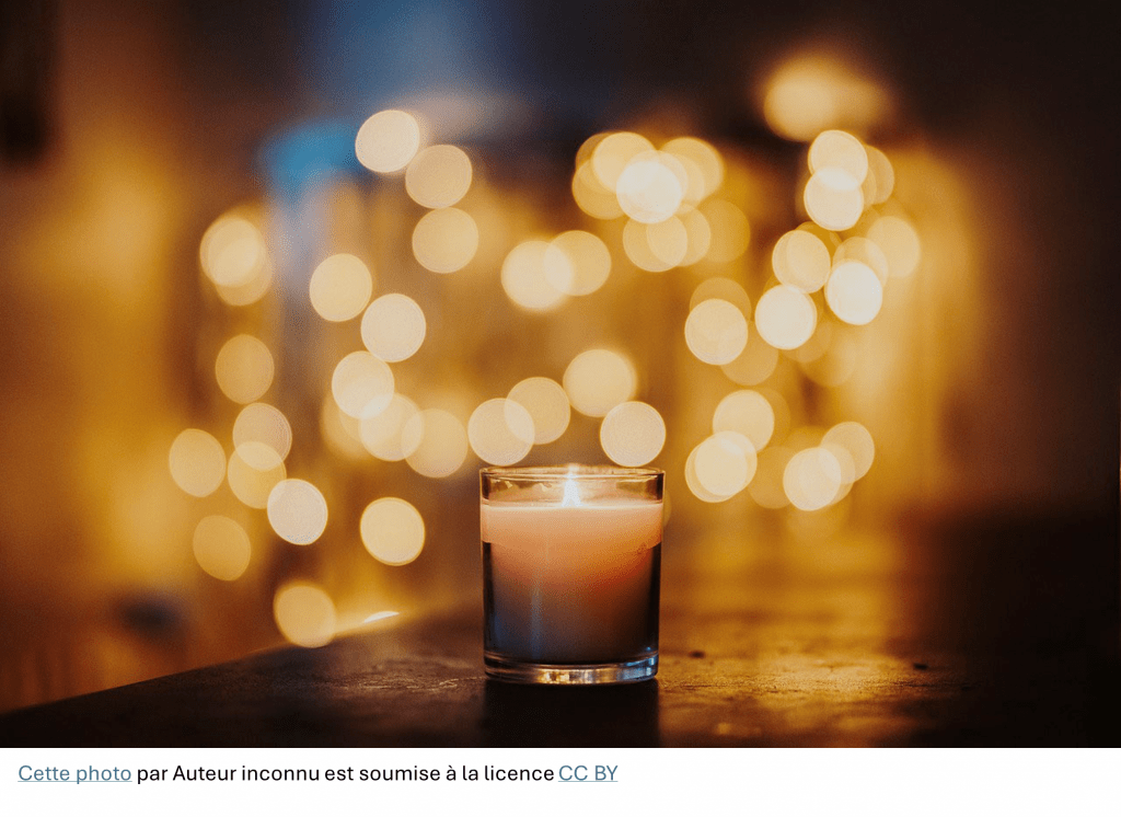 lumière tamisée, tasse et carnet posés sur une table en bois.