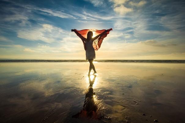 personne faisant du yoga au lever du soleil, ambiance minimaliste et apaisante