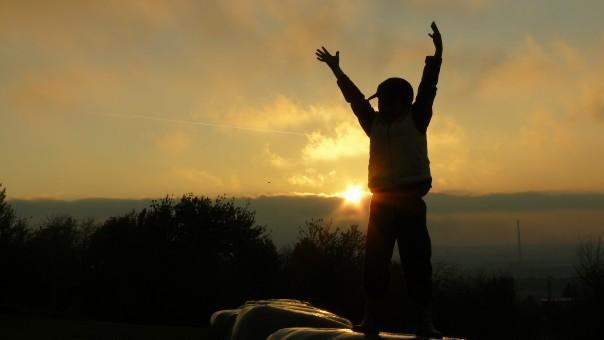personne seule dans un espace épuré, lumière naturelle, atmosphère apaisante.