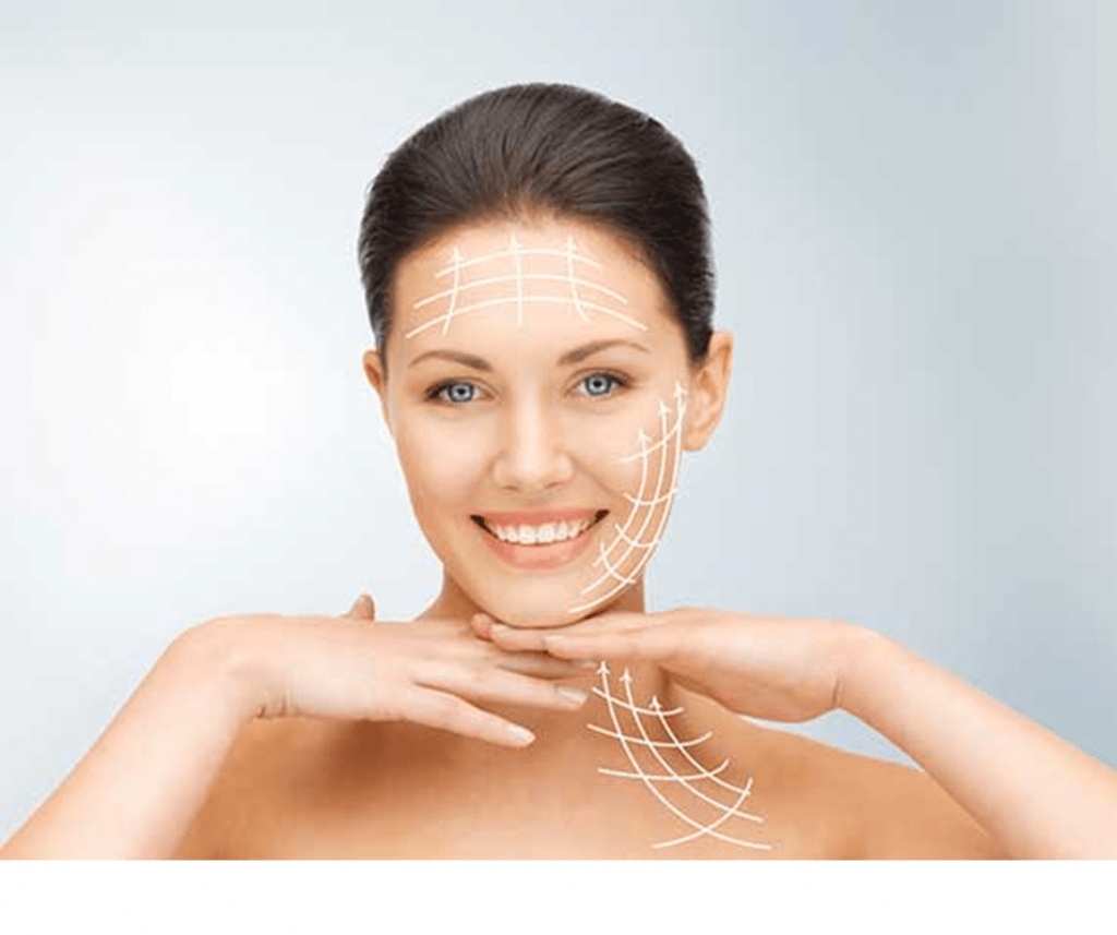 portrait doux, sourire sincère, lumière naturelle sur le visage.