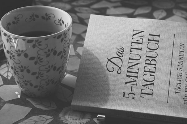 tasse d’infusion fumante sur un carnet, ambiance zen et apaisante.