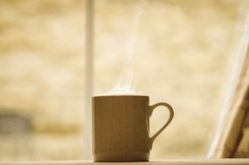 tasse fumante au bord d’une fenêtre, matin calme et lumière douce