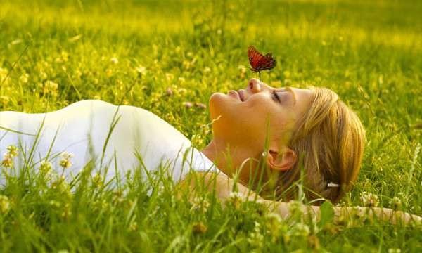 visage serein au naturel, yeux fermés, respiration profonde.