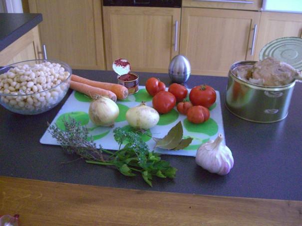 une table en bois clair, un repas simple et coloré